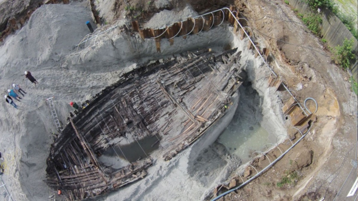 Abrieron un hoyo para construir un edificio y encontraron un barco del siglo XIV enterrado bajo la ciudad
