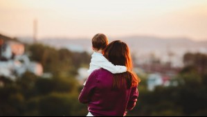 Para celebrarlas en su día: Revisa los beneficios y bonos para madres en Chile