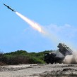 Misiles tierra-barco japoneses Type-88 destruyeron una nave en el mar de China Meridional durante maniobras multinacionales a 400 km de Taiwán. Pekín acusó a Tokio de remilitarización acelerada.