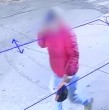 Revisa en detalle los registros que muestran a un hombre enmascarado causando temor con un cuchillo por las calles de San Miguel. Los vecinos dicen que están alerta por este individuo cuya identidad se desconoce.