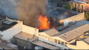 Desvíos de tránsito en La Alameda por incendio en local comercial: Reportan alta congestión