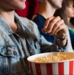 Para acceder al Pase Cultural, los beneficiarios deben realizar una solicitud online y cumplir con la normativa vigente. Esto les permitirá recibir $50 mil para financiar sus compras en comercios del rubro cultural