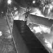 Una cámara de seguridad captó el momento exacto del descarrilamiento de un tren de carga la madrugada de este sábado en la comuna de Chiguayante, región de Biobío.