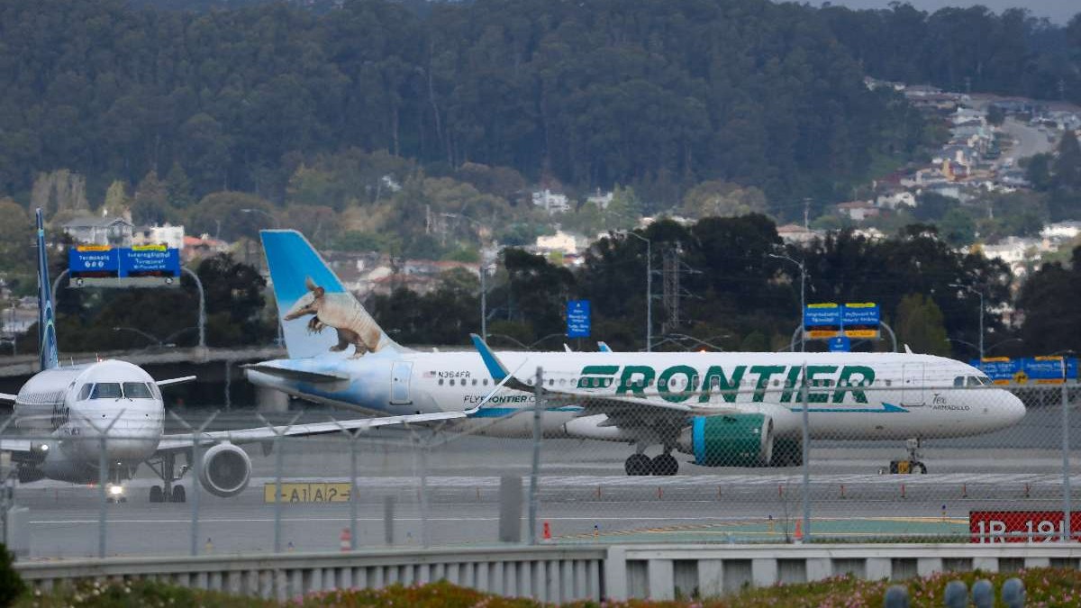 Avión atropella a peatón durante el despegue en aeropuerto de EEUU: 'Fue al menos parcialmente absorbida por uno de los motores'