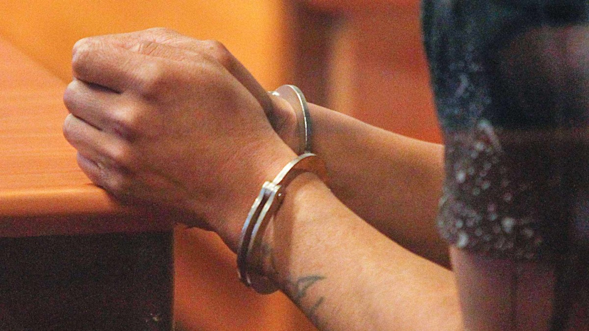 Dictan prisión preventiva para joven que portaba arma de fuego y municiones afuera de instituto profesional en Maipú