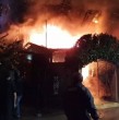 La noche del sábado, un incendio consumió completamente una casa de material ligero en la comuna de San Joaquín, Región Metropolitana, dejando un saldo de tres adultos mayores fallecidos y otras dos personas lesionadas. ¡Detalles!