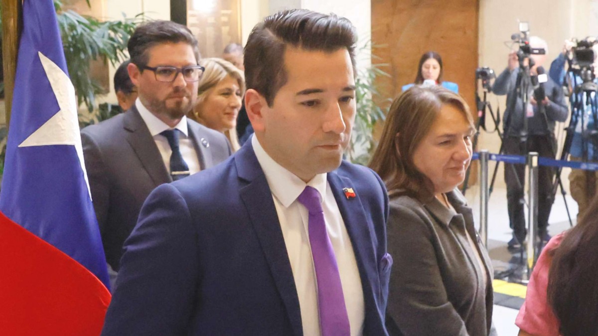 Golpes de puño y patadas: Lo que se sabe de la agresión al diputado Javier Olivares y su asesor