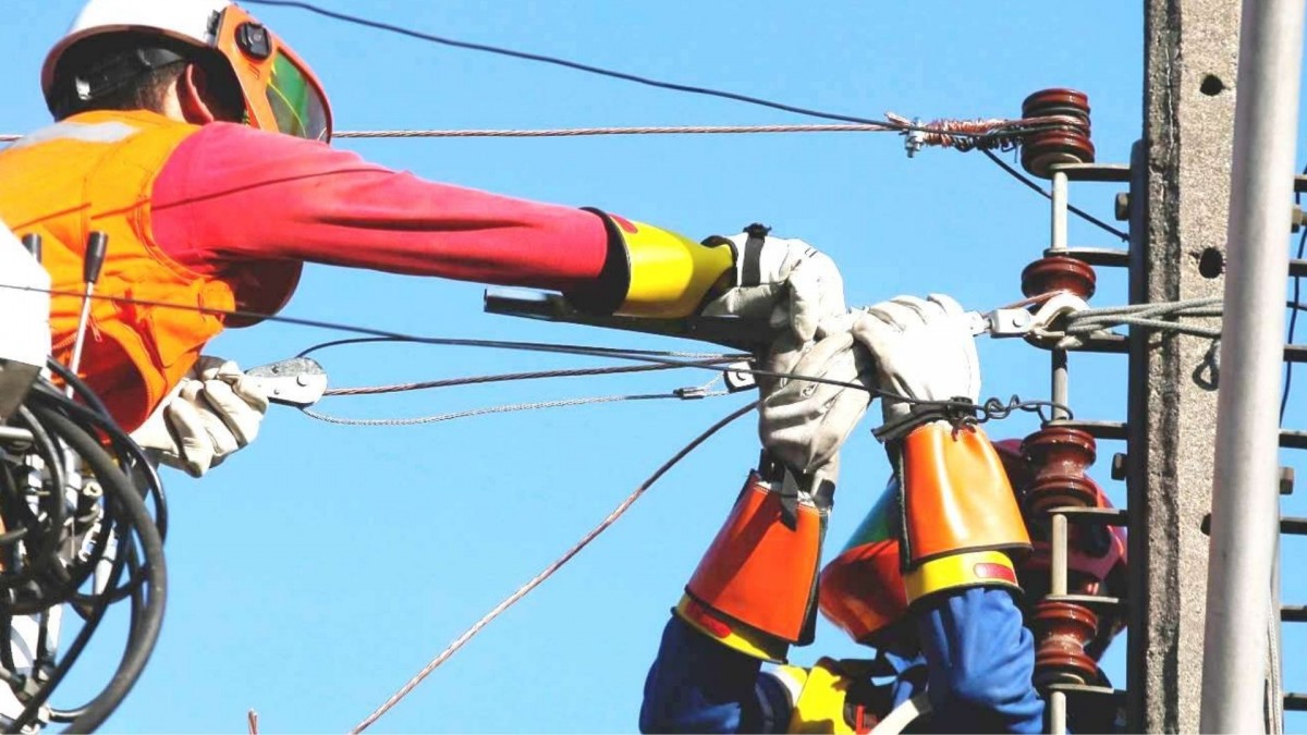 Hasta siete horas sin suministro: Nueve comunas de la Región Metropolitana tendrán cortes de luz este lunes
