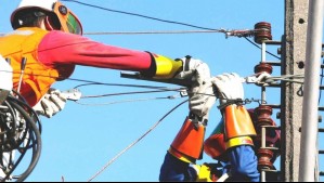 Hasta siete horas sin suministro: Nueve comunas de la Región Metropolitana tendrán cortes de luz este lunes