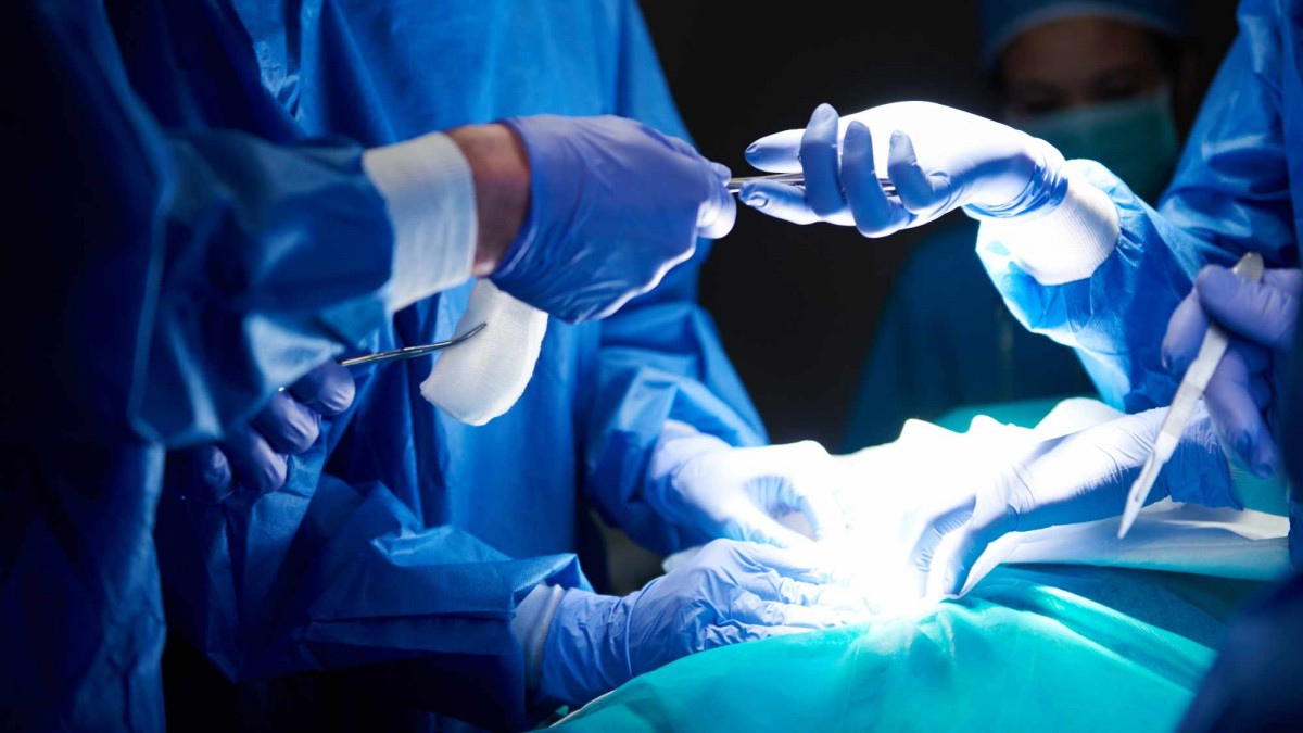 Mujer denuncia que le dejaron tijeras dentro del abdomen tras cirugía estética: Sufrió dolor extremo y desmayos