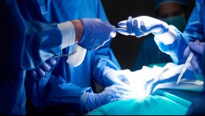 Mujer denuncia que le dejaron tijeras dentro del abdomen tras cirugía estética: Sufrió dolor extremo y desmayos