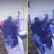 Un video captó el brutal ataque con cuchillo a un conserje de 62 años en un edificio de Santiago. El agresor fue formalizado por homicidio frustrado y quedó en prisión preventiva. Mira el registro.