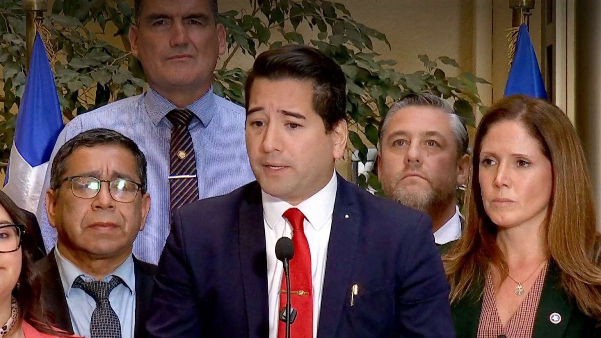 Diputado Olivares anuncia querella tras ser agredido en Olmué: 'Nadie tiene el derecho de golpear a otro por pensar diferente'