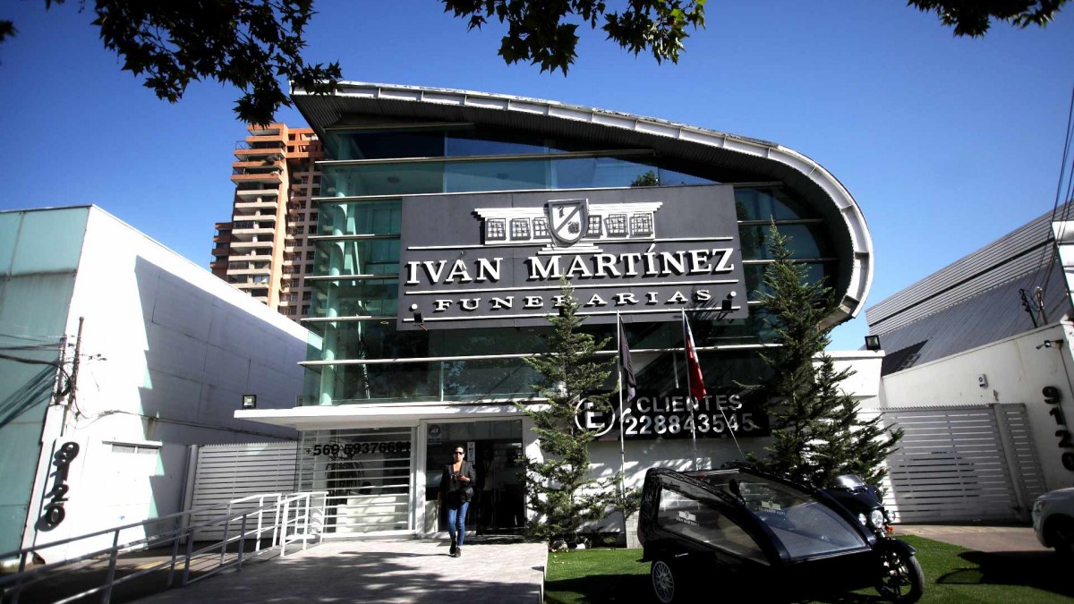 Vecinos de Providencia preocupados por posibles 'narcofunerales': Buscan frenar funcionamiento de funeraria de Iván Martínez