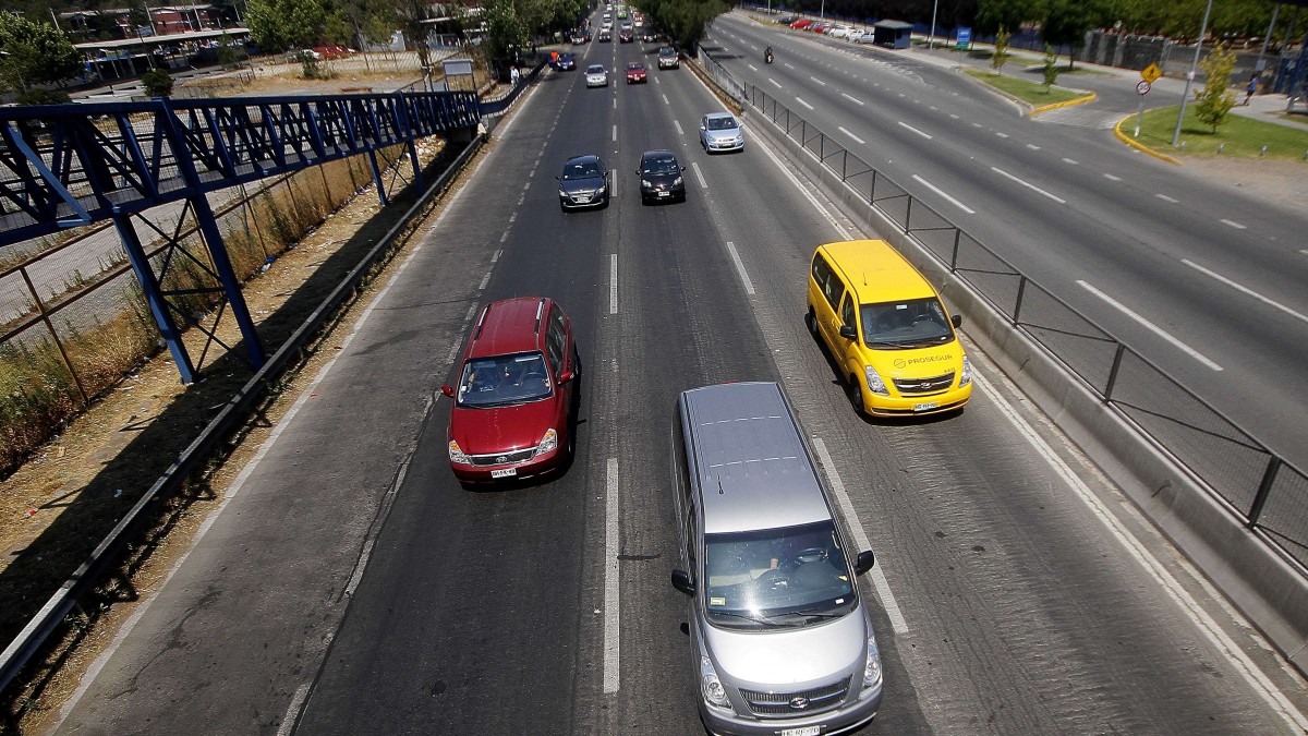Mujer podría quedar parapléjica tras ser impactada por trozo de metal que cayó desde pasarela en la Ruta 5 Sur