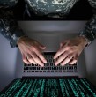 Los países rivales programan estos agentes durmientes en IA militar para ocultarse de los estrictos controles de seguridad, activándose solo bajo órdenes específicas para manipular la información clave de operaciones