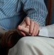 El Bono Bodas de Oro se entrega a las parejas que cumplan 50 años de matrimonio, que convivan en el mismo hogar, que se encuentren en el tramo 80 del Registro Social de Hogares y que acrediten residencia en el territorio nacional