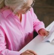 El objetivo de la Compensación por Expectativa de Vida es complementar la pensión de las mujeres, al considerar que por vivir más años tienden a recibir montos previsionales más bajos