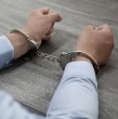 La mayoría de personas asume erróneamente que el arresto por parte de ICE no tiene una solución, sin saber que existe una herramienta legal que exige revisar el caso del detenido y ordenar su liberación