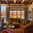 La vivienda se encuentra ubicada en la base de un profundo cañón en Moab, Utah. Grandes ventanales crean una conexión directa con el impresionante exterior. En la casa vive una familia de siete miembros.