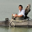 El creativo hombre es oriundo de China y tiene 60 años. El sumergible tiene capacidad para dos personas, mide 7 metros de largo y 1,8 metros de alto. El submarino utiliza una pequeña batería y un motor eléctrico.