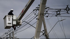 Hasta ocho horas sin suministro: Once comunas de la Región Metropolitana tendrán cortes de luz este martes
