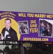 Jeff Seeger se hizo viral por buscar pareja con una valla publicitaria y ahora anunció su compromiso de la misma forma. Conoció a su prometida en Hinge y su historia se volvió tendencia.
