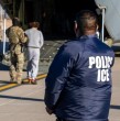 La decisión de un tribunal en Nueva York constituye un intento por frenar los abusos de ICE contra la población extranjera, al establecer prohibiciones para garantizar el bienestar de las personas en cualquier intervención