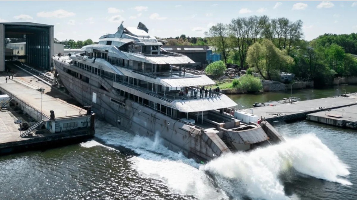 Superyate de lujo: misterioso magnate exhibe su fortaleza flotante de cristal de 350 millones de dólares con helipuerto
