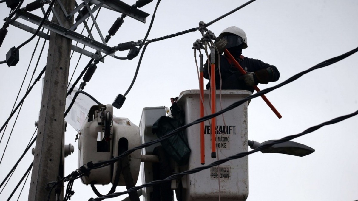 Cortes de luz de hasta ocho horas: Estas son las 7 comunas de la RM afectadas este miércoles 13 de mayo