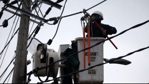 Cortes de luz de hasta ocho horas: Estas son las 7 comunas de la RM afectadas este miércoles 13 de mayo