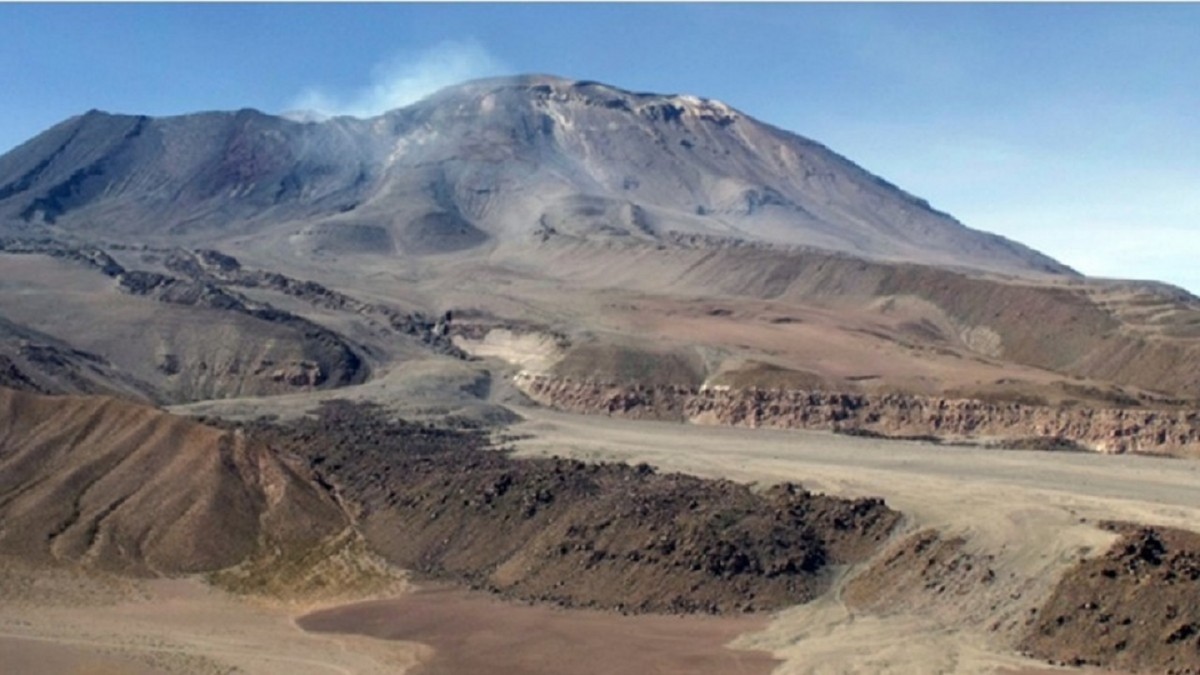 Cancelan perímetro de seguridad en volcán Láscar tras estabilidad en su actividad