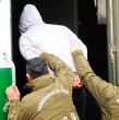 Tres personas fueron detenidas luego que se les acusara de idear un elaborado plan para estafar por más de $770 millones a tres sucursales de BancoEstado, en la Región Metropolitana.