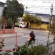 Un motochorro, que transitaba con tobillera electrónica, fue chocado por un automóvil particular en la comuna de Independencia. Quedó con fracturas expuestas y se mantiene en riesgo vital.