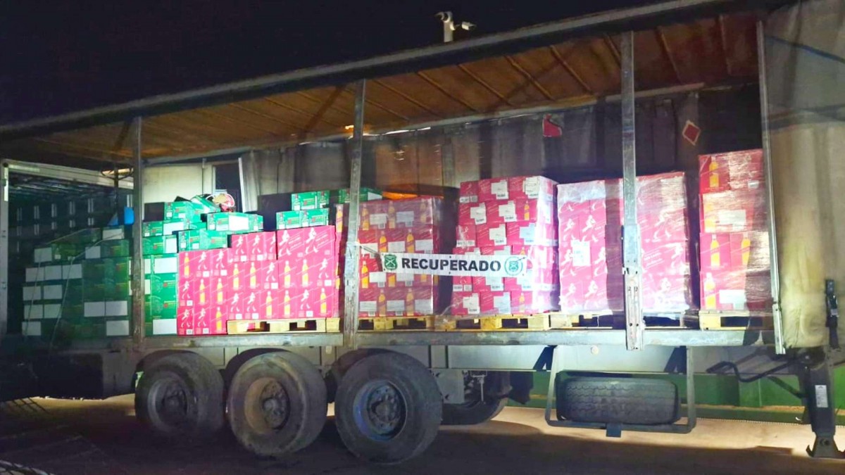 Dos detenidos por robo a camión que transportaba bebidas alcohólicas: Carga estaba avaluada en $300 millones