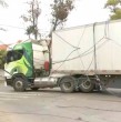 Un accidente de tránsito protagonizado por un camión generó la caída de tres postes de luz la tarde del miércoles en la comuna de Ñuñoa, Región Metropolitana. A más de 12 horas del siniestro vial, el vehículo todavía no ha sido retirado del lugar.