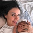 Un complejo momento personal atraviesa Steffi Méndez luego de despedirse de su hijo Gio, de 2 años, quien debió viajar para pasar unos días junto a su padre, Dante Lindhe, en medio del proceso judicial que ambos enfrentan por la custodia del menor.