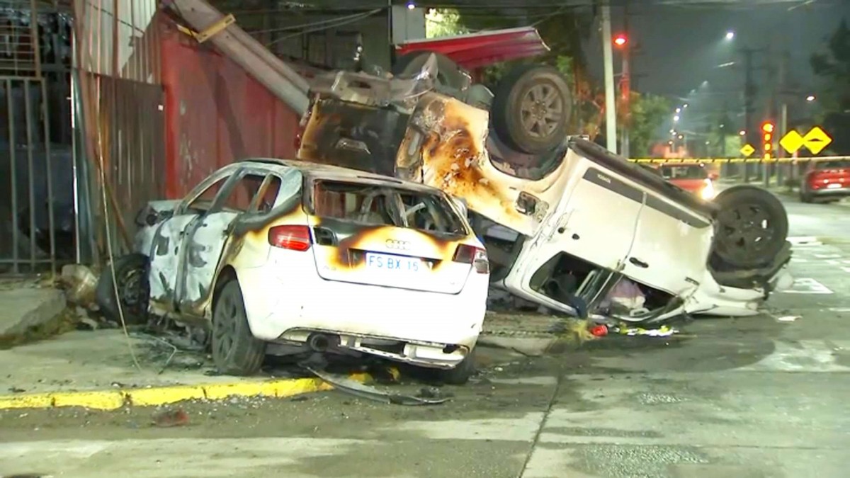 Dos vehículos se incendian tras violento choque posterior a una persecución policial en La Florida