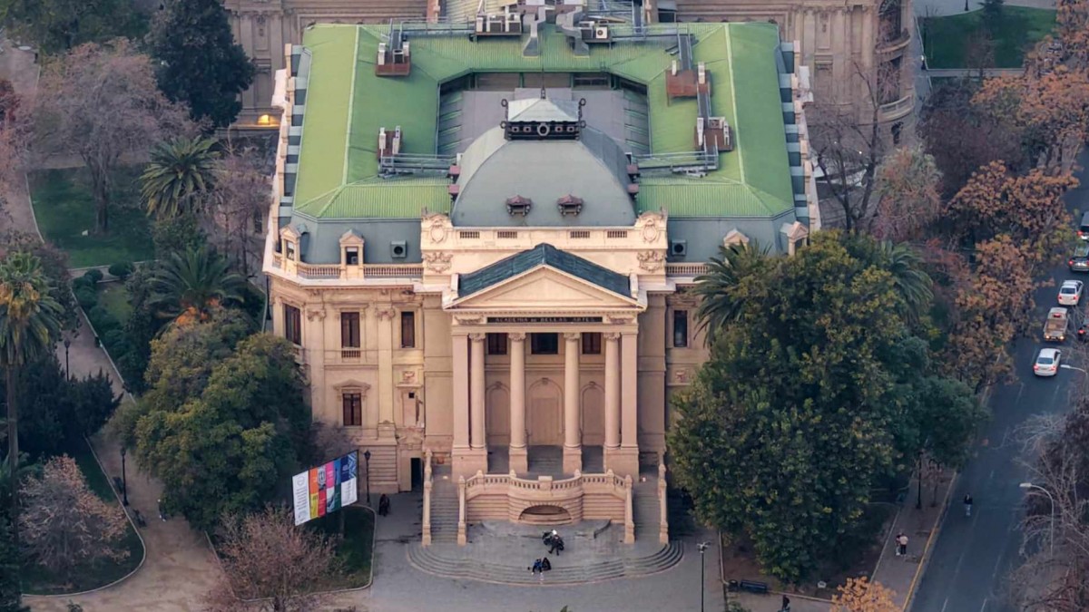 Investigan robo de valiosa escultura desde el Museo de Arte Contemporáneo en Santiago
