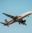 Un ciudadano chileno fue detenido en Brasil tras ser acusado de lanzar insultos racistas y homofóbicos contra tripulantes de un vuelo Latam entre São Paulo y Frankfurt. Revisa los detalles del caso.