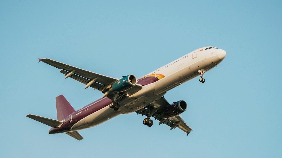 Chileno es detenido en aeropuerto de Brasil tras acusaciones de insultos racistas y homofóbicos en vuelo comercial