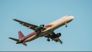 Chileno es detenido en aeropuerto de Brasil tras acusaciones de insultos racistas y homofóbicos en vuelo comercial