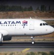 Un ejecutivo chileno fue detenido en Brasil tras insultar a la tripulación de un vuelo Latam. La empresa donde trabaja condenó los hechos y anunció revisión interna del caso.
