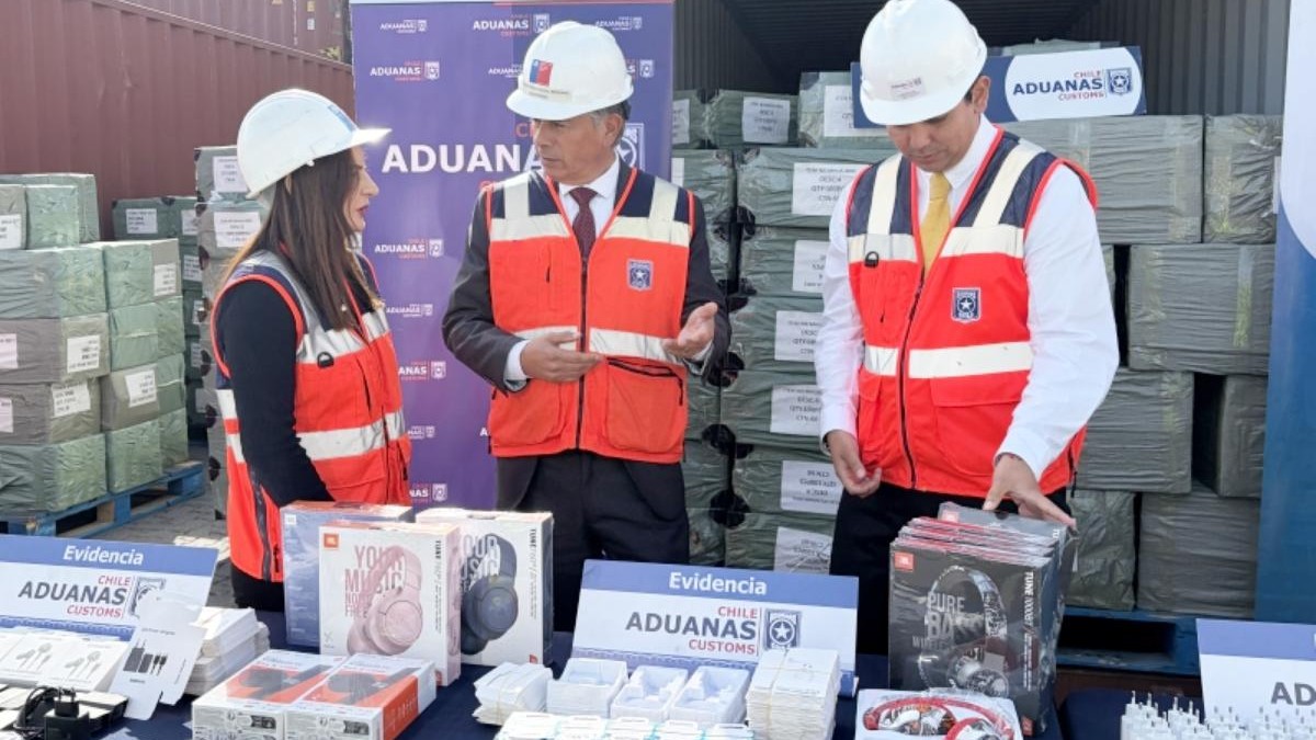 Carga avaluada en más de US$2,3 millones: Incautan más de 364.000 artículos tecnológicos falsificados en puerto de San Antonio