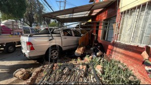 'Gracias a Dios que estaba adentro de la casa': Camioneta a exceso de velocidad queda incrustada en una vivienda en Puente Alto