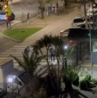 Un grupo de más de 15 jóvenes sujetos intentó realizar un portonazo a un vecino de la comuna de Las Condes. Es más, en su violento actuar, arrojaron piedras y atacaron con palos a la garita de entrada al edificio.
