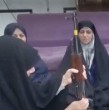 La televisión estatal de Irán mostró entrenamientos de civiles con armas en mezquitas y un presentador, incluso, disparó un rifle en pleno estudio. Revisa los detalles.