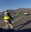 Un video compartido por la Municipalidad de Curacaví muestra el atropello que sufrió un inspector de seguridad por parte de un conductor bajo los efectos de las drogas. ¡Imágenes!