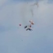 Dos aviones militares estadounidenses protagonizaron una impactante colisión en un espectáculo aéreo en el estado de Idaho. Afortunadamente, los pilotos alcanzaron a eyectarse antes de que las aeronaves se incendiaran. ¡Detalles!