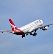 La aerolínea australiana Qantas se vio obligada a desviar un vuelo con destino a Estados Unidos debido a un pasajero conflictivo, que según medios locales mordió a un auxiliar de vuelo. ¡Detalles!